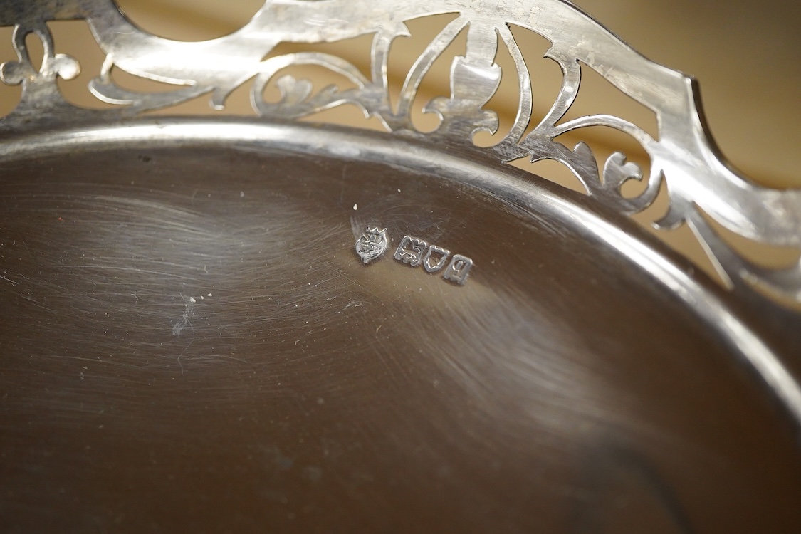 A suite of three George V graduated comports, by Stuart Dawson & Co Ltd, London, 1911, with pierced borders, comprising a large comport height 11.9cm and pair of smaller comports, height 7.2cm, 20oz.